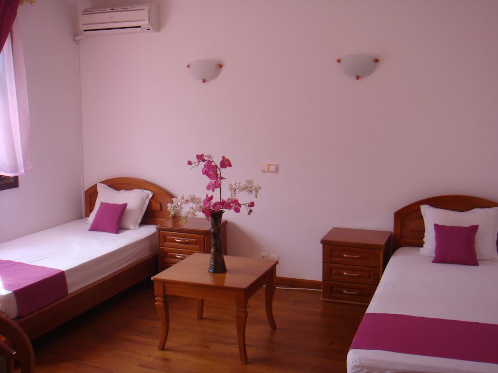 Family Hotel Elegance Arbanasi Quarto foto
